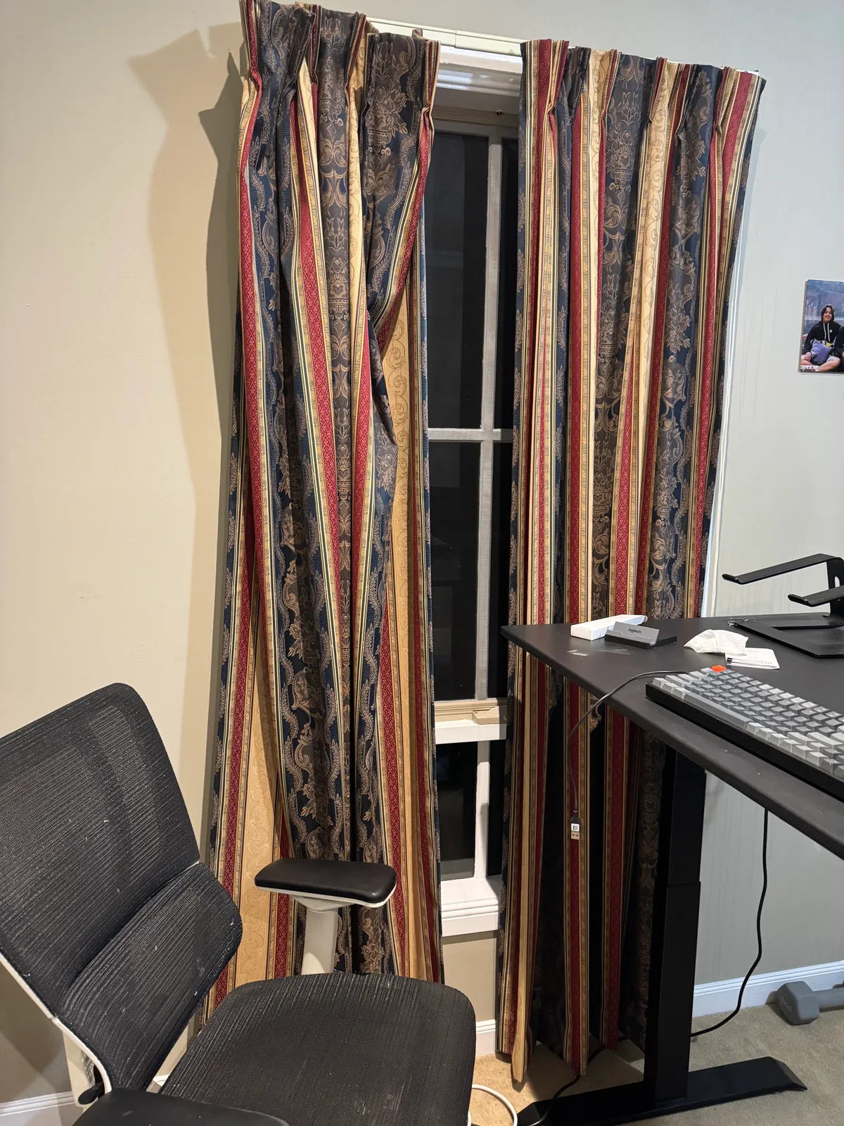 Room 9 (Dai Office) – Window Left (beside the standing desk)
